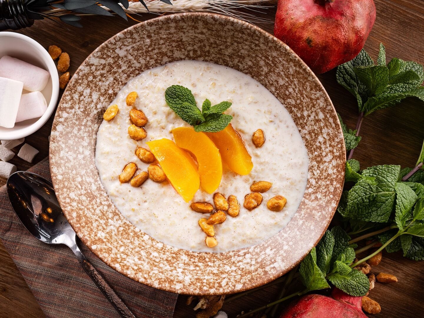 Каша овсяная с абрикосом и орехами